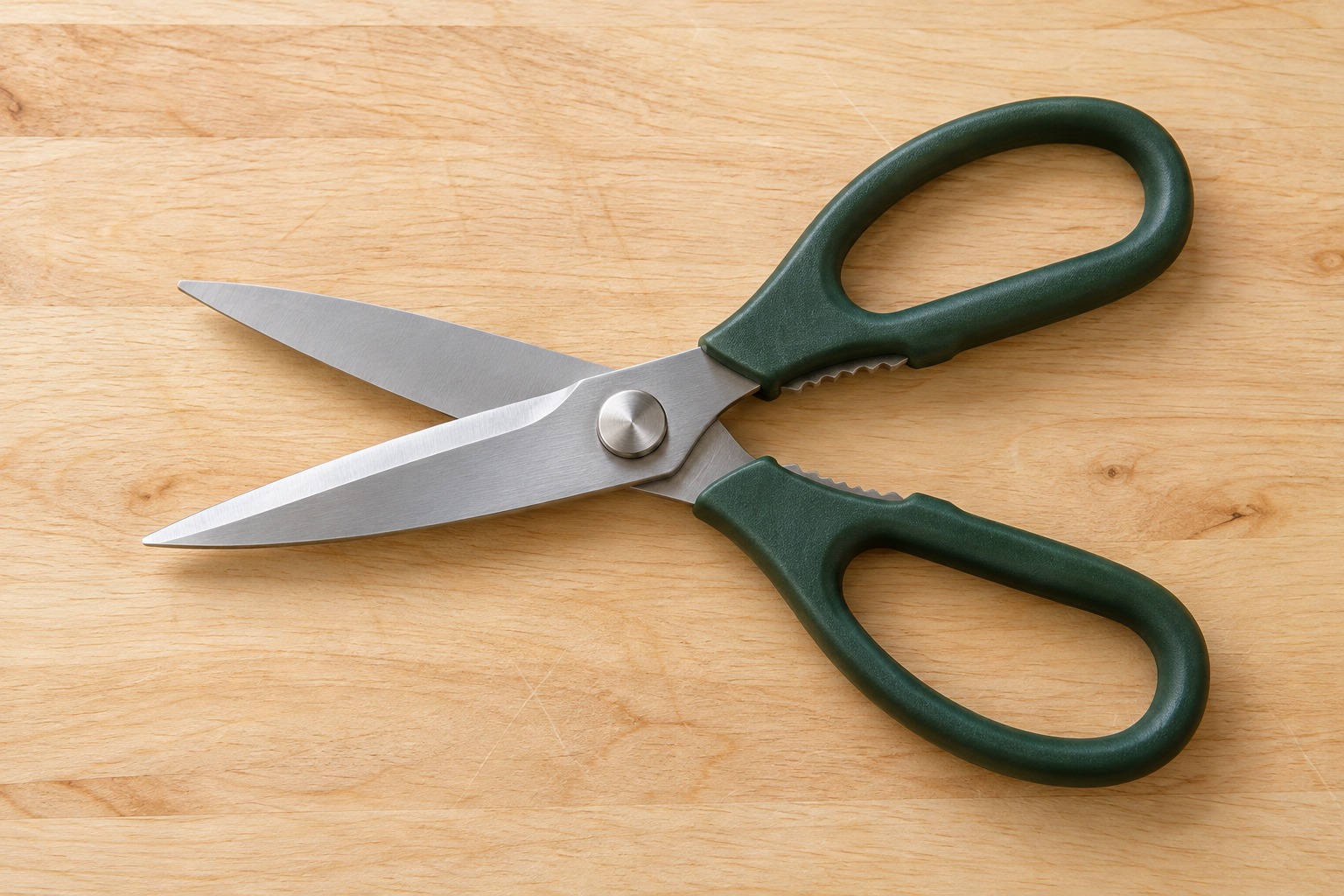 Illustration: Kitchen shears with open blades on a board